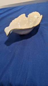 lot 9354 image: Lenox China dove dish and decorated with 24 karat gold