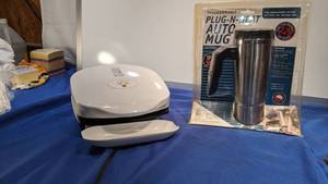 lot 9360 image: George Foreman lean mean fat grilling machine and a plug and heat auto mug