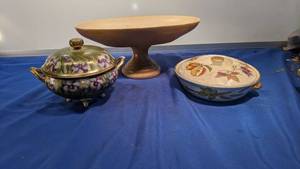 lot 9389 image: three bowls two with lids