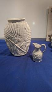 lot 9392 image: Classic 11, made in California vase and British Heritage collection pitcher