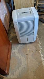 lot 9406 image: Frigidaire 50 pint humidifier works great