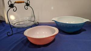 lot 9434 image: Pyrex bowl casserole dish and pie pan with Stand
