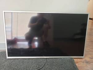 lot 786146 image: Element 36 Inch Flatscreen TV  Wall Mount