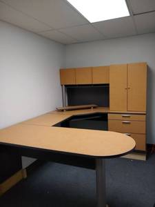 lot 786151 image: 4 PieceOffice Desk with Cabinets and Filing
