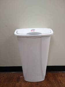 lot 786155 image: Sterilite 11-Gallon Swing-Top Wastebasket With Bag, White