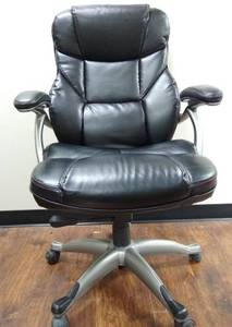 lot 786159 image: Leather Office Chair - Black