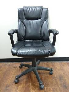 lot 786160 image: Broyhill Office Chair - Black Faux Leather