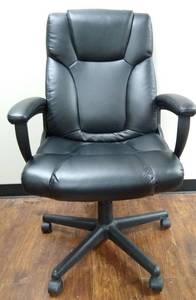 lot 786161 image: Gllobal Furniture Black Faux Leather Office Chair