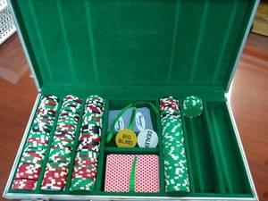 lot 786179 image: Poker Chips Set In Case
