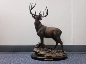 lot 7861010 image: LIMITED EDITION MARC PIERCE 21in Bronze Whitetail Deer Sculpture Steadfast