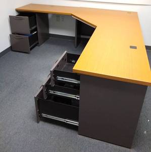 lot 786302 image: Office Desk - 3 Piece with drawers