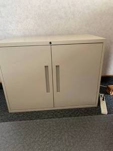 lot 2768 image: Office shelving cabinet