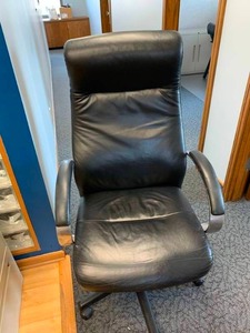 lot 2787 image: Black leather office desk chair