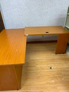 lot 2788 image: L shaped wood veneer office desk