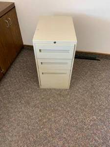 lot 2810 image: 3 drawer file cabinet