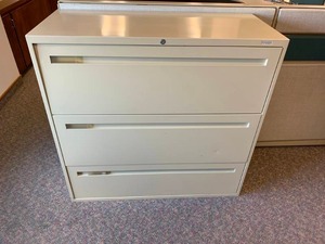 lot 2818 image: 3 drawer file cabinet