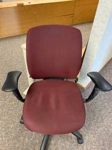 lot 2833 image: Red cloth office chair with wheels