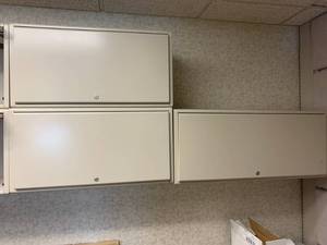 lot 2824 image: 3 Overhead cabinets