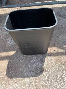 lot 2923 image: Trash can - 28 qt