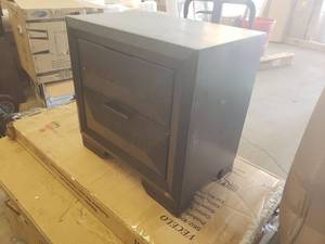 lot 3372 image: End Table or Night Stand
