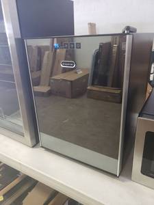 lot 3381 image: Whynter 20 Bottle Thermoelectric Wine Cooler with Black Tinted Mirror Glass Door