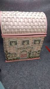 lot 435 image: Decorative Wicker Hamper