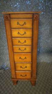 lot 453 image: Jewelry Stand