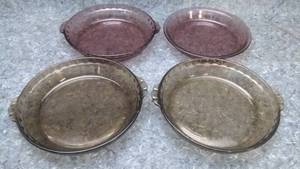lot 7280 image: Lot of 4 Vintage Pyrex Purple and Amber Colored Glass Pieces - Three Pie Pans, One Plate