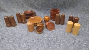 lot 7282 image: Wooden Home Decor Lot - Salt & Pepper Shakers and More