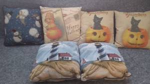 lot 7299 image: Lot of 6 Decorative Throw Pillows