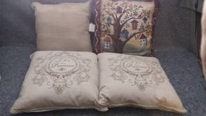 lot 7300 image: Lot of 4 Large Decorative Throw Pillows
