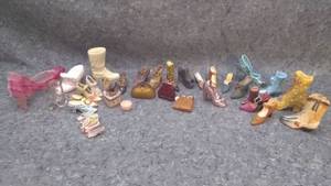 lot 7301 image: Lot of Miniature Purses and Shoes
