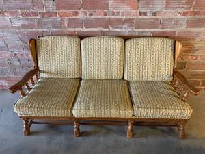 lot 1 image: Beautiful Ethan Allen Traditional Classics Couch
