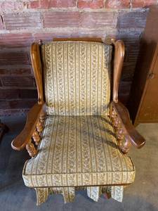 lot 2 image: Beautiful Ethan Allen Traditional Classics Rocking Chair