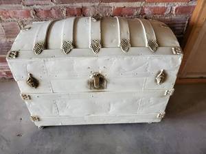 lot 4 image: Vintage Painted Barrel Drum Trunk