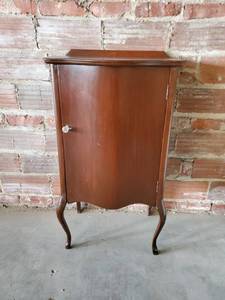 lot 20 image: Vintage Record Cabinet