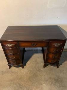 lot 1042 image: Beautiful Mahogany Writing Desk Dovetailed Drawers