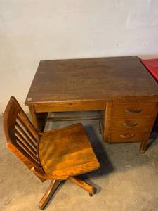 lot 1047 image: Vintage Wood Desk With Great Wood Bankers Desk Swivel Chair