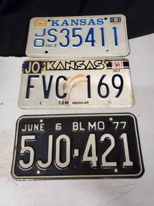 lot 2001 image: Lot of 3 Licence Plates ( 1988, 1994, 1977)