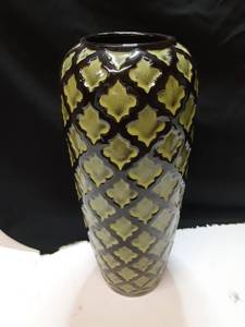 lot 3187 image: Green and Black Elegant tall vase
