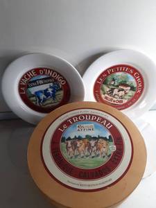 lot 3191 image: Lot of 2 Le Troupeau Classic Cheese Plates in Case