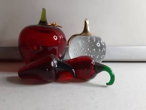 lot 3193 image: Lot 2 Apple paper weights Lot 2 peppers weights