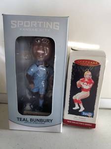lot 3196 image: Joe Montana Ornament and Teal Bunbury Bobble Heat