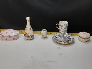 lot 3198 image: Lot of Collectible English Glassware