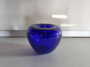 lot 3211 image: 1 Cobalt Apple Paper Weight