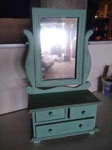 lot 6825 image: Green Decor Shelf
