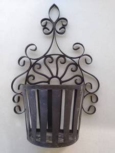 lot 6852 image: Iron Indoor Outdoor Lanter Wall Hanger