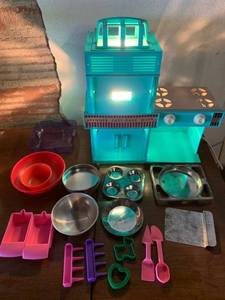 lot 6876 image: Kenner Easy-Bake Oven With Accessories Works Location Shelf E