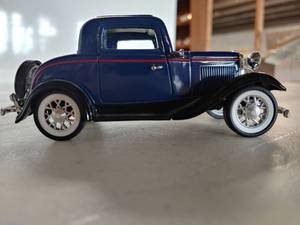 lot 8229 image: Diecast 1932 Ford 3 Window Coupe