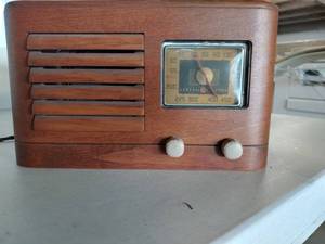 lot 8230 image: GE Radio HJ-514